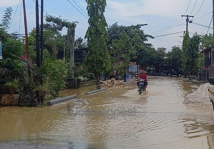 Jalan Tomat tergenang banjir (Lutfi Rahmatunnisa'/bontangpost.id)