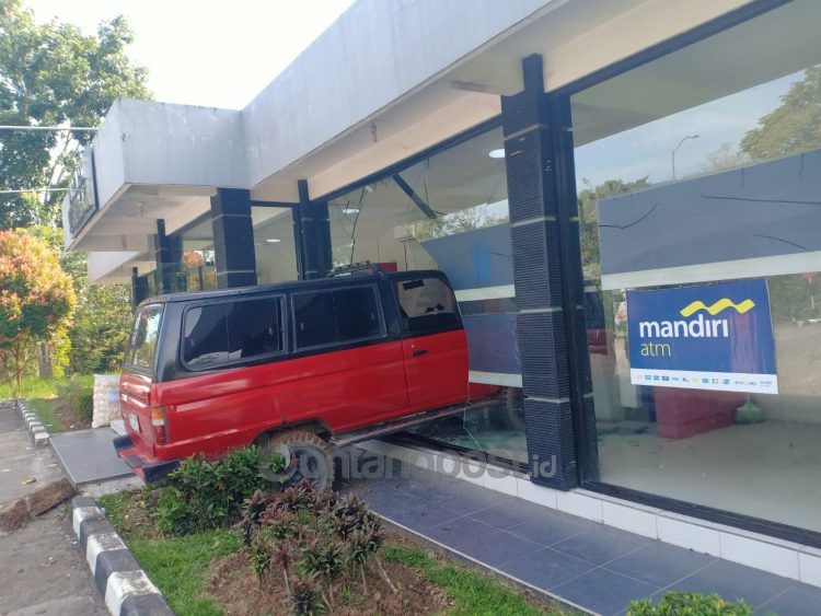 Sebuah mobil menabrak ATM Badak LNG hingga menyebabkan kerusakan