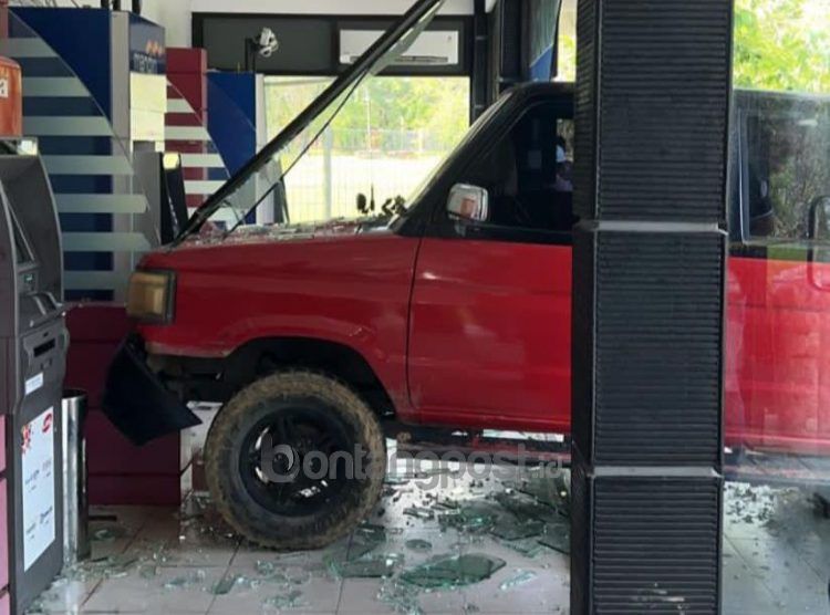 Sebuah mobil menabrak ATM Badak LNG hingga menyebabkan kerusakan