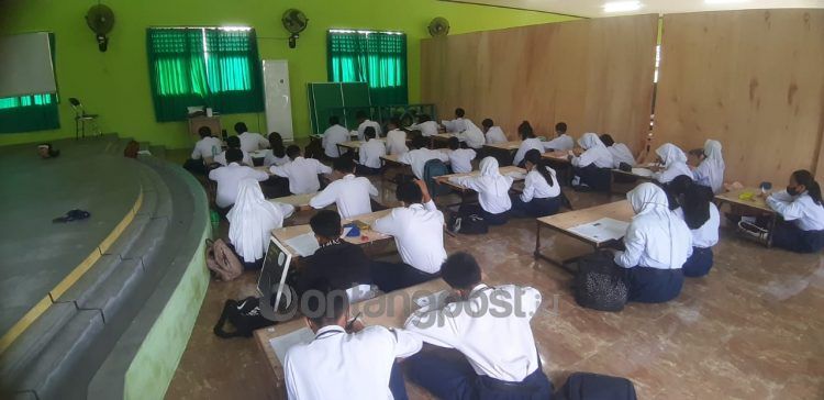 Pelajar SMP Negeri 1 Bontang lesehan belajar di aula