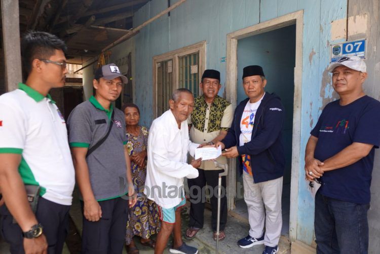 Pemberian bantuan kepada veteran oleh UPZ Pupuk Kaltim.