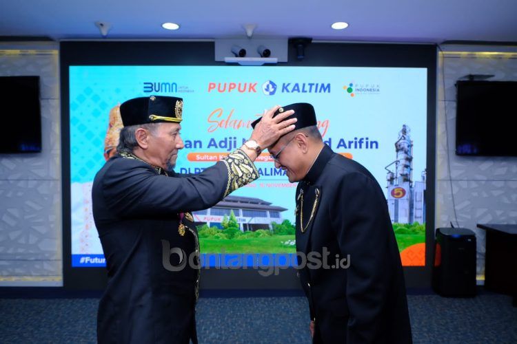 Sultan Adji Muhammad Arifin memberikan gelar Raden Mas Pranata kepada Direktur Utama Pupuk Kaltim Rahmad Pribadi.