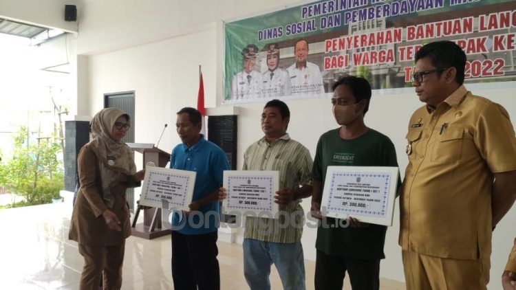 Penyaluran BLT BBM secara simbolis. (Nasrullah/bontangpost.id)