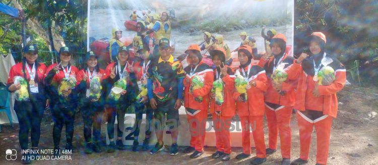 Atlet arung jeram Bontang selepas pengalungan medali.