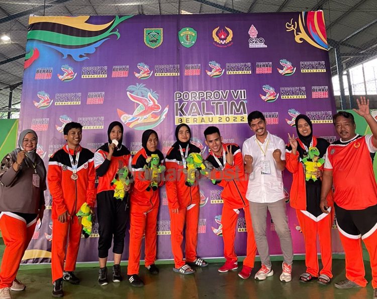 Atlet dan ofisial cabor gulat Bontang selepas pengalungan medali.