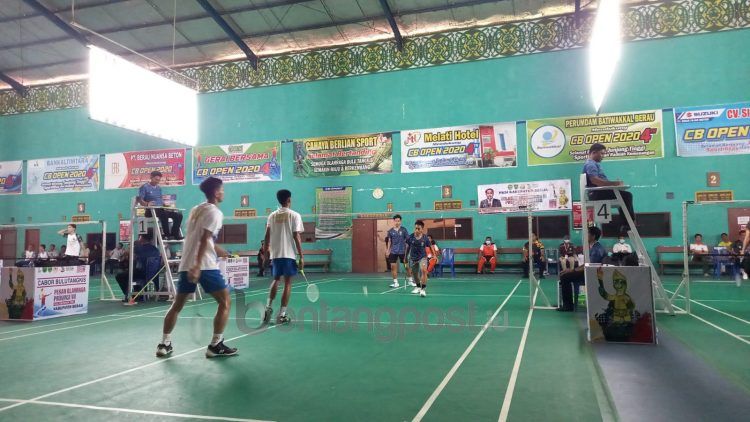 Atlet Badminton Bontang (Jersey biru) maju ke babak semifinal Porprov Kaltim (Lutfi Rahmatunnisa'/bontangpost.id)