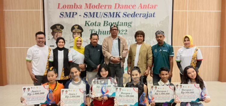 Pemenang lomba berfoto bersama Wali Kota Bontang