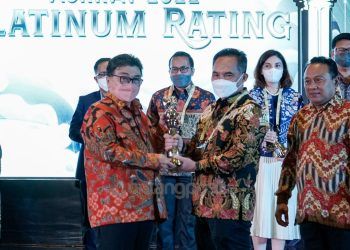 Penghargaan diterima SEVP Business Support Pupuk Kaltim Meizar Effendi, dari Ketua NCSR Ali Darwin di The Westin Jakarta