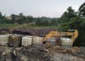 Kegiatan pengangkutan batu bara diduga ilegal di Muang Dalam, Kecamatan Samarinda Utara, menggunakan jalan umum yang diangkut menggunakan truk.