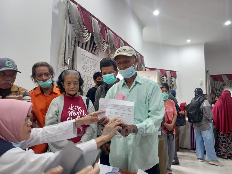 Ratusan lansia terima bantuan uang tunai akibat terdampak kenaikan BBM