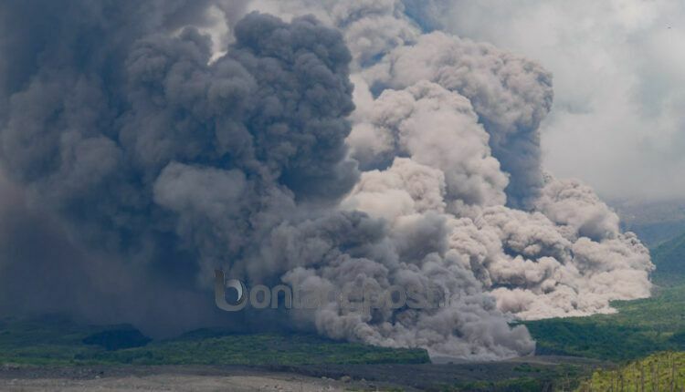 Gunung Semeru kembali memuntahkan awan panas guguran dengan jarak luncur lebih dari 12 km. (MUHAMMAD SIDKIN ALI/JAWA POS RADAR SEMERU)