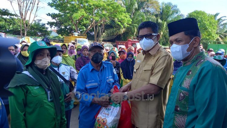 Wali Kota Bontang Basri Rase saat memberikan bantuan sembako kepada petugas kebersihan
