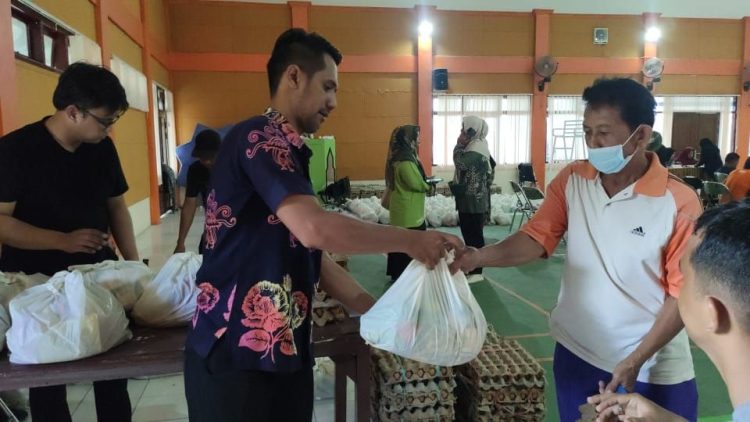 Penyaluran bantuan sembako untuk UMKM di wilayah Bontang Selatan (Nasrullah/bontangpost.id)