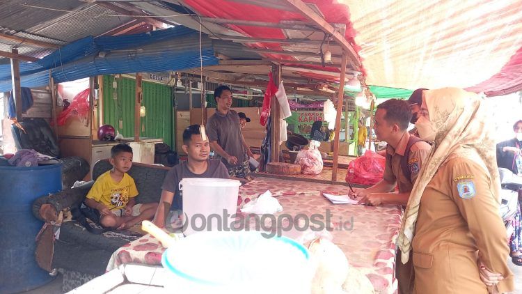 Petugas saat memberikan teguran kepada pedagang (Lutfi Rahmatunnisa'/bontangpost.id)