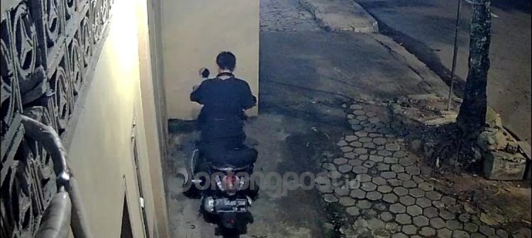 Sebelum melakukan pencurian di parkiran Masjid Al-Hijrah, tersangka sebelumnya diduga hendak melakukan hal serupa di Jalan Jendral Sudirman namun gagal