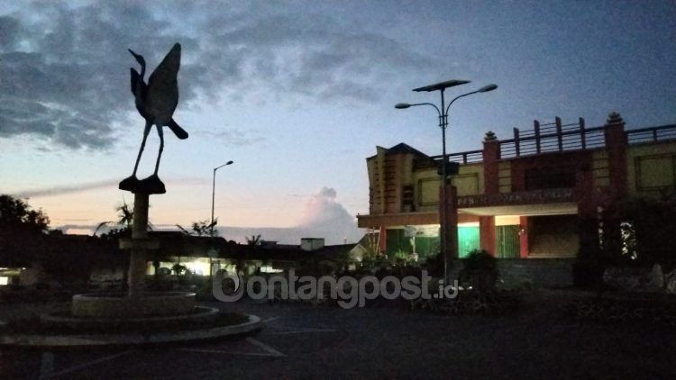 Kondisi menjelang malam di Pasar Telihan tanpa adanya lampu penerangan