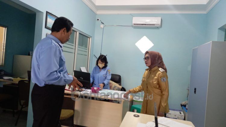 Najirah tinjau kinerja dan pelayanan di Perumda Tirta Taman Bontang (Lutfi Rahmatunnisa'/bontangpost.id)