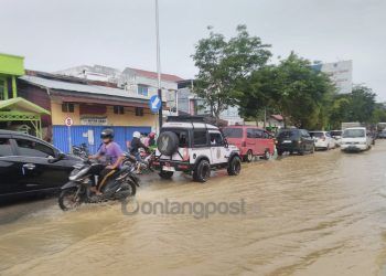Banjir Makin Tinggi, Polantas Bontang Berlakukan One Way di Jalan Ahmad Yani