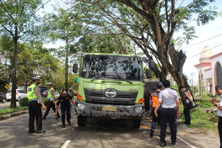 Truk yang over muatan masih diberikan teguran