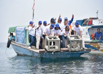 Tingkatkan Komitmen Konservasi Perairan, Pupuk Kaltim Resmikan Rumah Apung dan Turunkan 500 Unit Terumbu Buatan