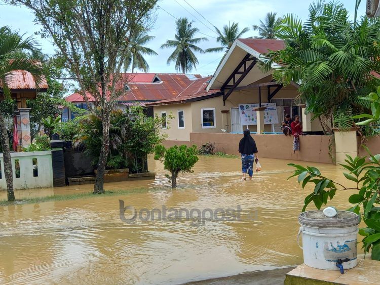 Akses jalan di Guntung mulai terendam banjir