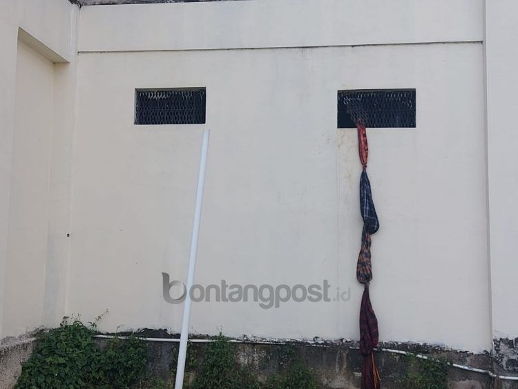 Sarung yang diduga digunakan tahanan Polresta Balikpapan untuk melarikan diri.