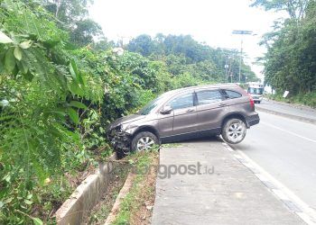 Diduga Mengantuk, Pengendara Mobil Tabrak Trotoar di Jalan Cipto Mangunkusumo