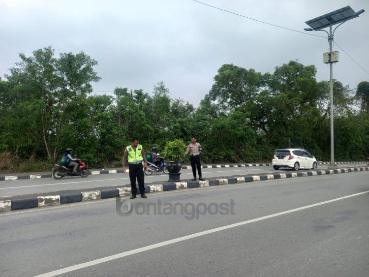 Polantas Bontang lakukan olah TKP di Jalan Cipto Mangunkusumo (Lutfi Rahmatunnisa'/bontangpost.id)