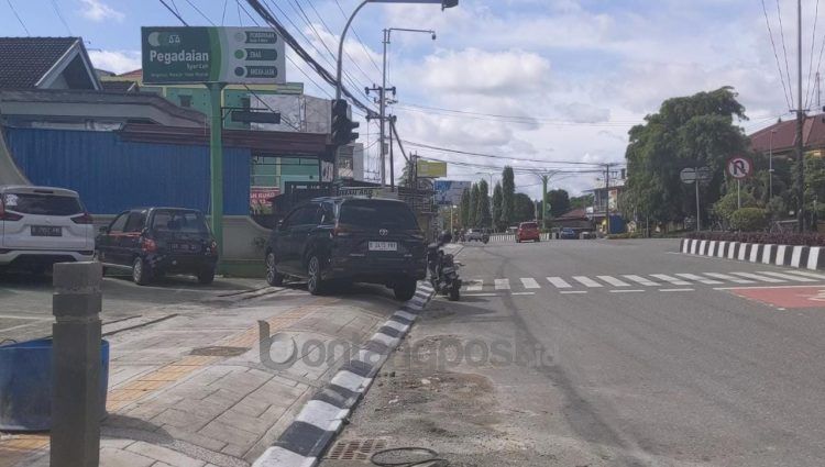 Trotoar di Jalan R Soeprapto kerap digunakan untuk parkir kendaraan roda dua maupun roda empat (Nasrullah/bontangpost.id)
