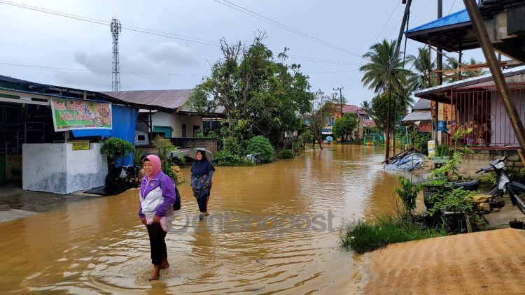 Sekolah TK Darul Ulum Guntung kebanjiran, guru dan murid dipulangkan (Lutfi Rahmatunnisa'/bontangpost.id)