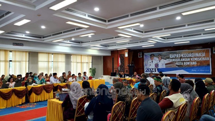 Rapat koordinasi penanggulangan kemiskinan dipimpin Wali Kota Basri Rase (lutfi Rahmatunnisa'/bontangpost.id)