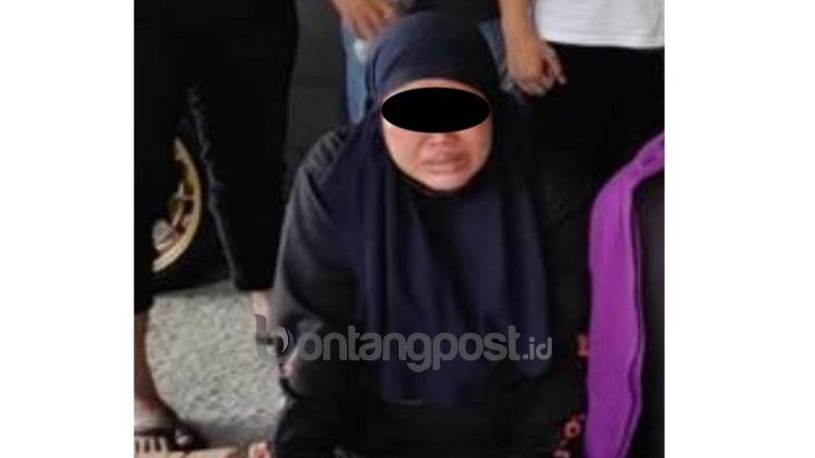 Istri seorang tahanan yang kabur dari sel Mapolresta Balikpapan ditangkap polisi. Dia diduga menyelundupkan gergaji besi ke dalam sel untuk kabur. (Foto: Mukmin Azis)