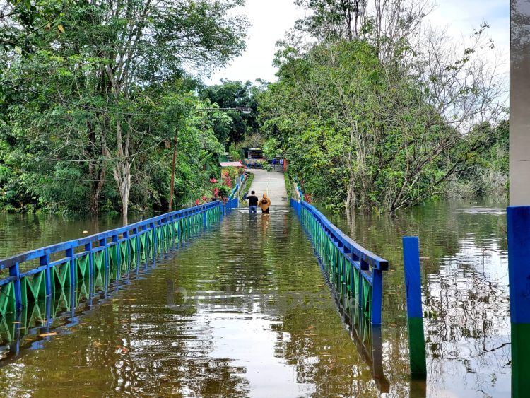Akses jembatan menuju SMP Negeri 5 terendam banjir