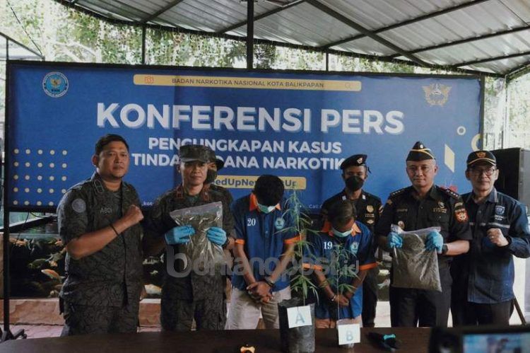 Konferensi pers penangkapan tersangka dengan barang bukti 1 kg ganja