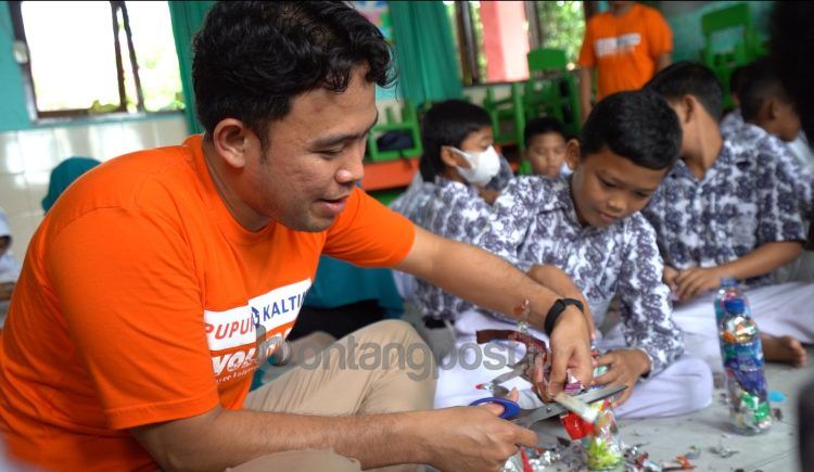 Pupuk Kaltim melalui program Employee Voluntary Initiation (Evolution) gelar Aksi Bersih Sampah di Sekolah (Kreasi Berkah) dalam rangka peringatan Hari Sampah Sedunia tahun 2023