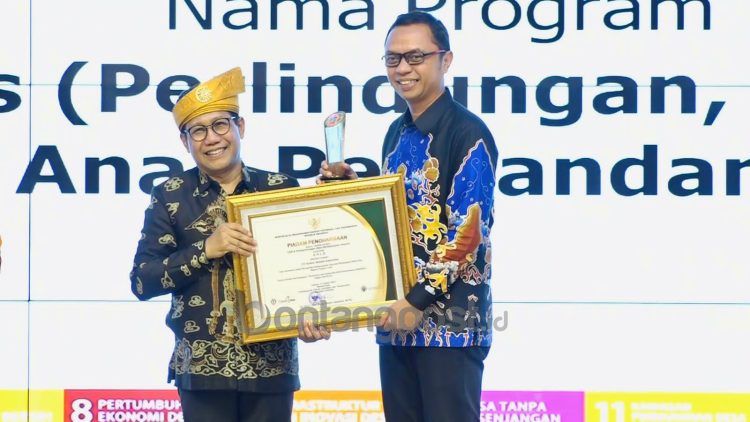 Rheza Zacharias (kanan) saat menerima penghargaan dari A Hakim Iskandar. (Ist)