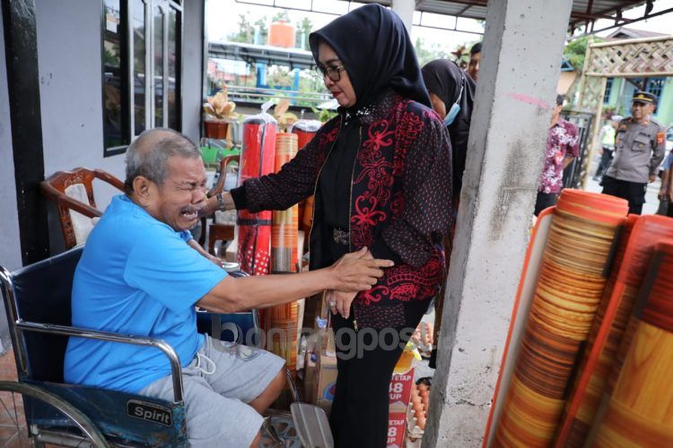 Wawali Najirah datangi korban longsor di Loktuan (Lutfi Rahmatunnisa'/bontangpost.id)