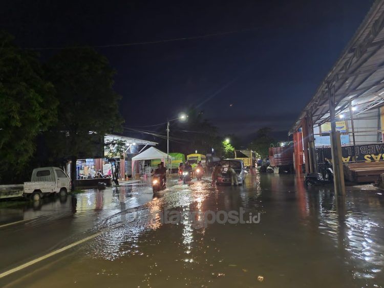 Jalan KS Tubun saat terendam banjir rob