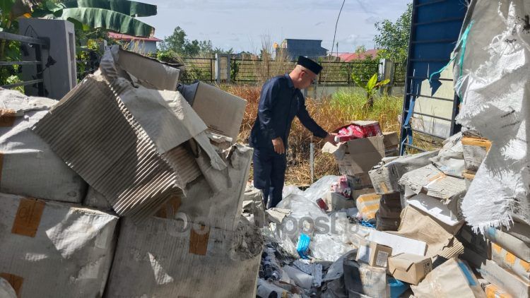 Obat kedaluwarsa yang hanya diletakkan di samping gudang.