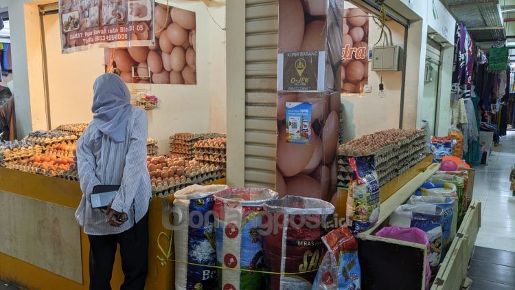 Harga beras di pasar Taman Rawa Indah terus naik (Nasrullah/bontangpost.id)