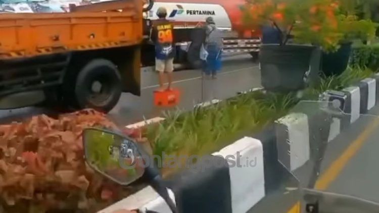 Tangki pertalite mendadak terhenti di Jalan MT Haryono