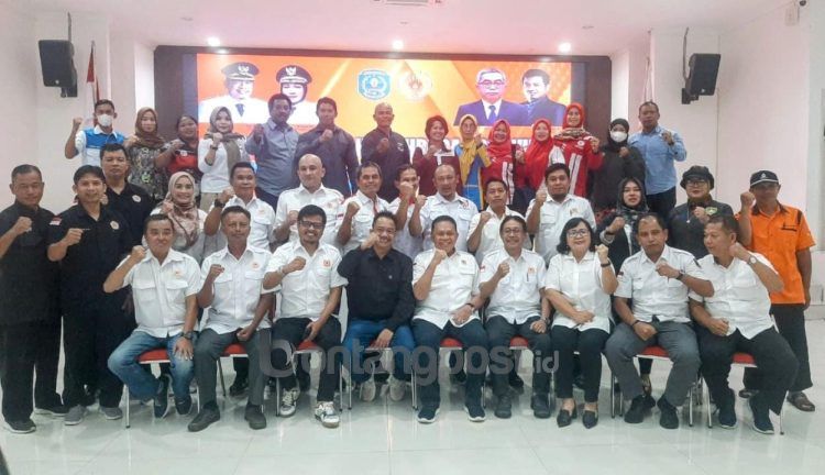 Jamaluddin (duduk, kemeja hitam) bersama pengurus demisioner KONI Bontang