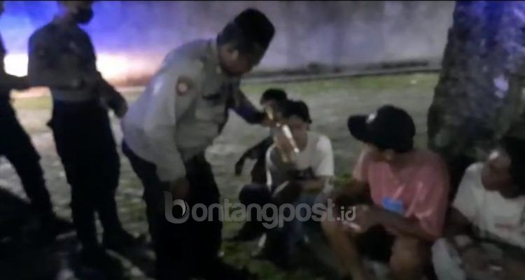 Sekumpulan pemuda diberi peringatan lantaran mabuk miras