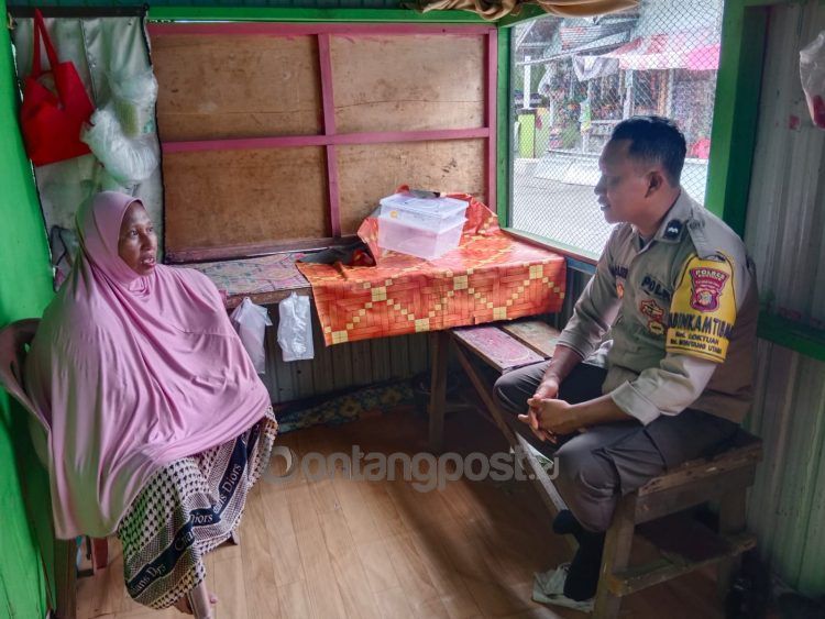 Warga Loktuan saat melaporkan suaminya hilang ke Bhabinkamtibas Loktuan