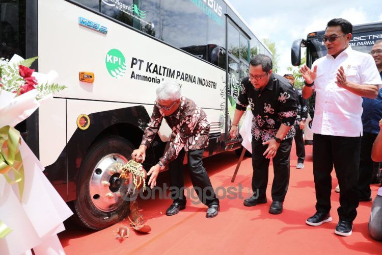Peresmian ditandai dengan pemecahan kendi oleh Presiden Direktur KPI Hari Supriyadi. (Ist)
