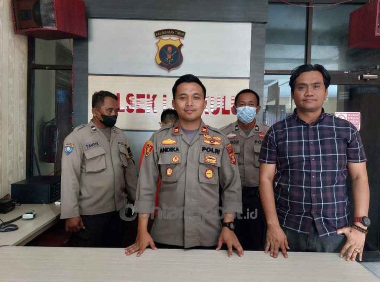 Kapolsek Loa Kulu IPTU Rachmat Andika mengamankan tersangka R (23) yang telah melakukan pelecehan seksual kepada enam anak laki-laki di bawah umur (Elmo/Prokal.co)