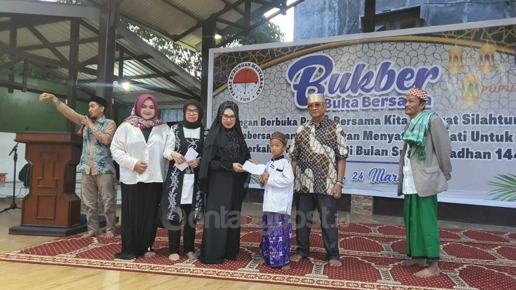 Wawali Najirah turut memberikan santunan kepada penghuni Pesantren Darrul Qurro.