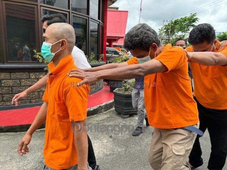 Penyeludupan kosmetik ilegel yang diungkap Satrekrim Polres Tarakan dan melibatkan oknum Kepala Kantor Pos Tarakan.