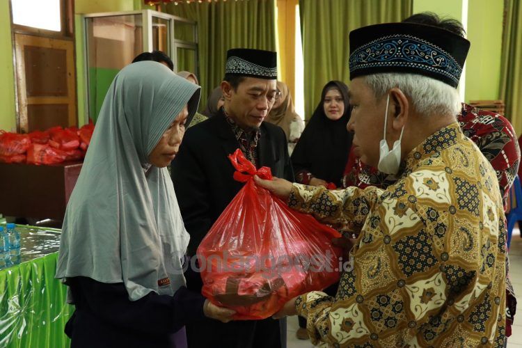 Ketua Umum Yayasan Yabis Muslim Arsyad saat menyerahkan paket sembako kepada perwakilan mustahik. (Ist)
