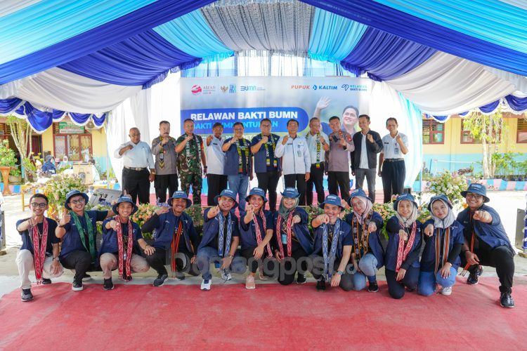 Manajemen Pupuk Kaltim bersama peserta Relawan Bakti BUMN Batch III.